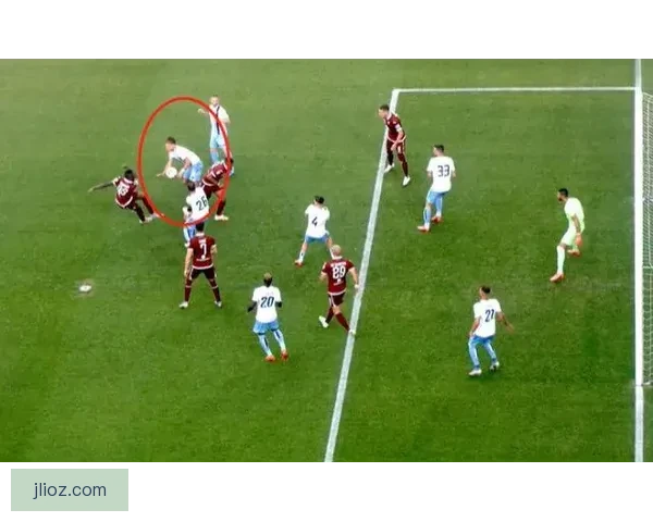 C罗示意对方门将禁区手球裁判未判引热议赛场风波持续发酵引关注